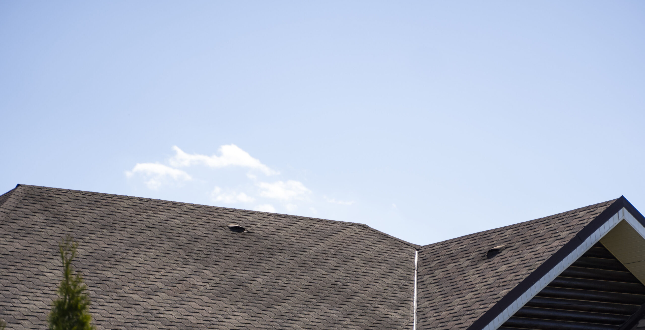 A new asphalt shingle roof on a home in Missouri