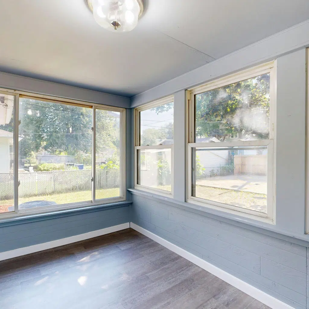 Do Your Windows Need Replacing Or Just Resealing? 1 Enclosed sunroom with wide replacement windows and vinyl flooring